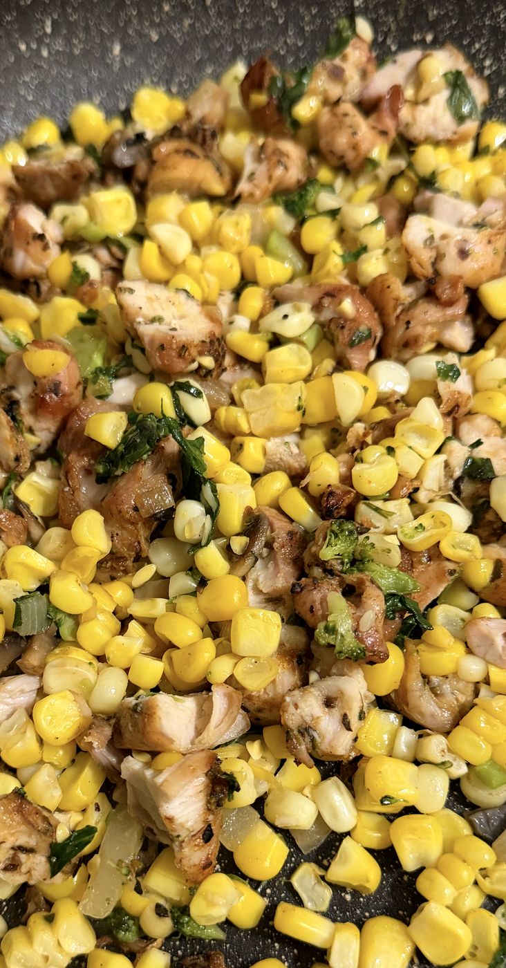 Corn salad with sweet corn and grilled chicken pieces